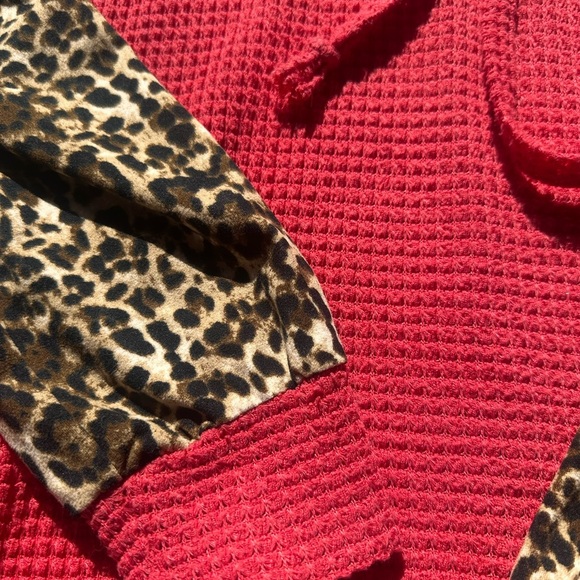 Andthewhy Women’s Leopard Sleeve Pink Cowl Neck Waffle Knit Sweater Size medium - Picture 3 of 8